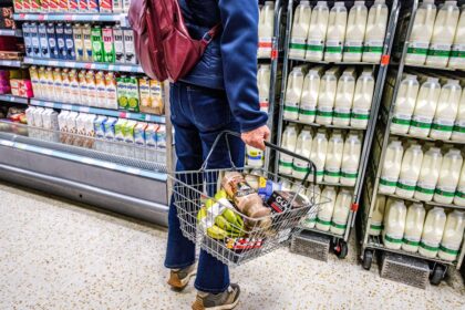 Retiran leche de supermercados por presencia de medicamentos veterinarios