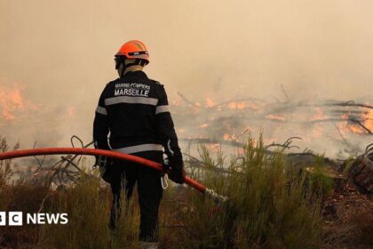 Bomberos combaten incendio en Francia y evacuan miles cerca de Burdeos