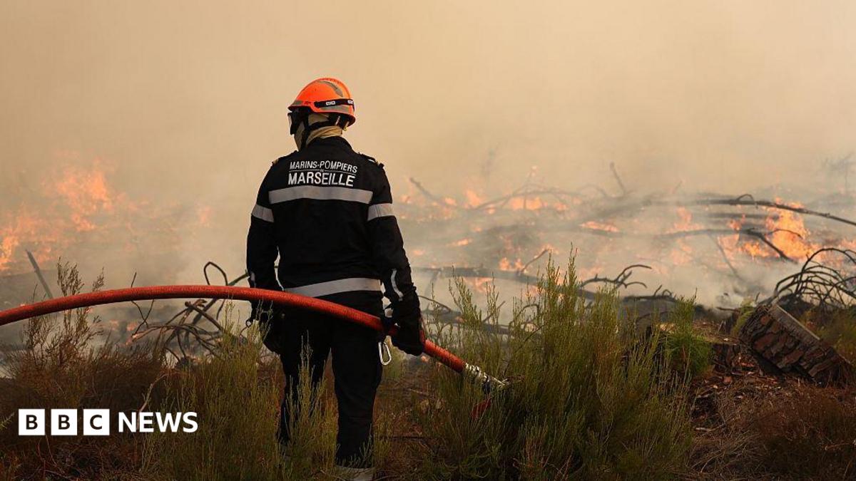 Bomberos combaten incendio en Francia y evacuan miles cerca de Burdeos