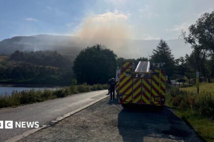 Mujer juzgada por provocar incendio en Dove Stone Reservoir