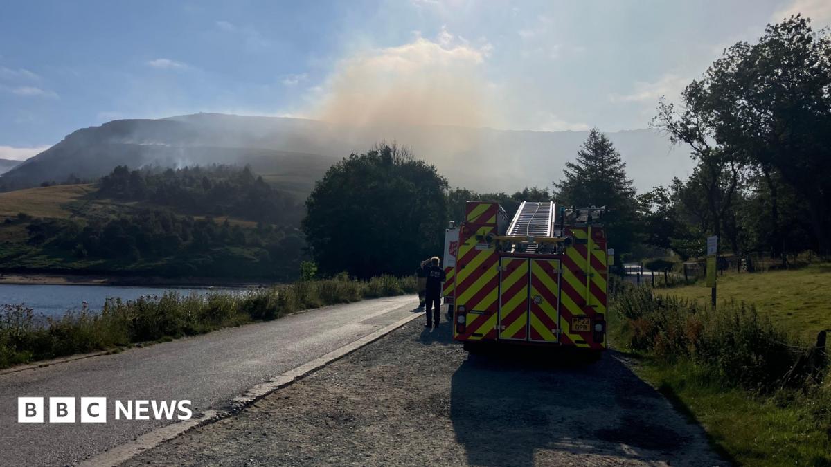 Mujer juzgada por provocar incendio en Dove Stone Reservoir