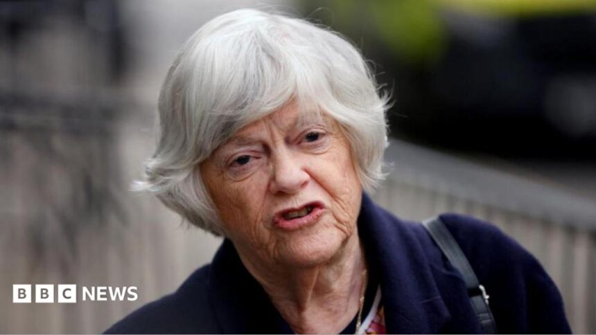 Policia investiga asesinato tras muerte de Ann Widdecombe