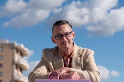 Palahniuk: vi a una mujer enseñar a agrandar pechos con hipnosis