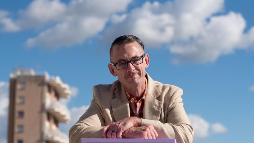 Palahniuk: vi a una mujer enseñar a agrandar pechos con hipnosis