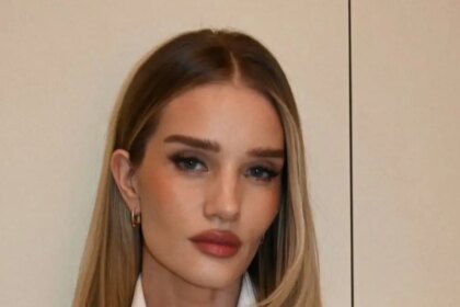 Rosie Huntington-Whiteley luce espectacular en un minivestido de encaje