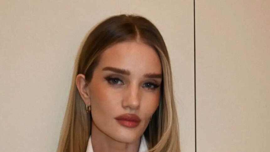 Rosie Huntington-Whiteley luce espectacular en un minivestido de encaje