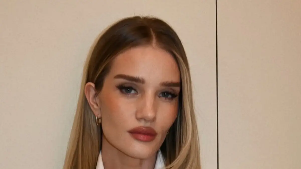 Rosie Huntington-Whiteley luce espectacular en un minivestido de encaje