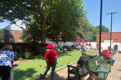Jugadores de bochas homenajean a Josie Crowley en su patio favorito