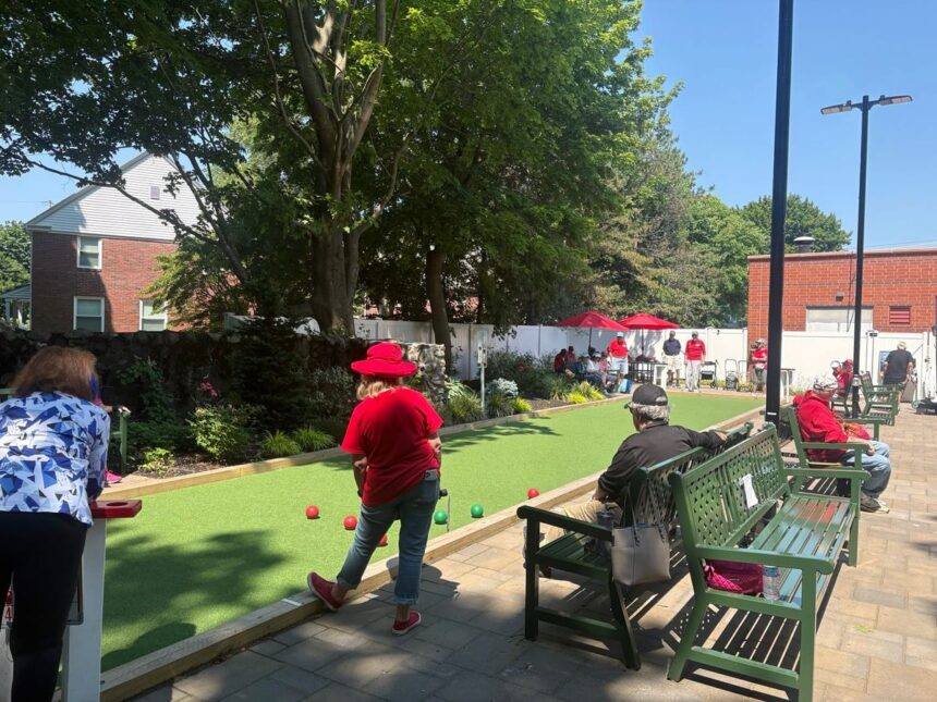 Jugadores de bochas homenajean a Josie Crowley en su patio favorito