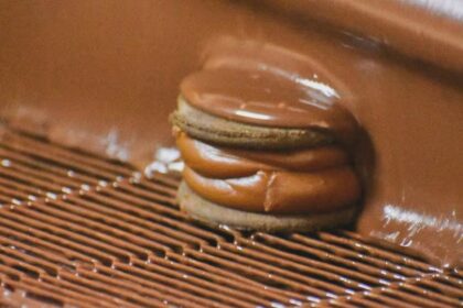 Crisis en famosa fábrica de alfajores argentina tras desplome de ventas