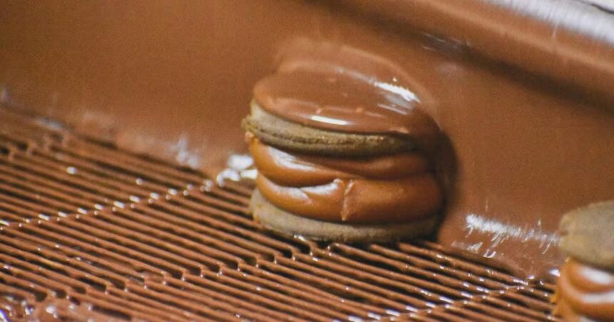 Crisis en famosa fábrica de alfajores argentina tras desplome de ventas