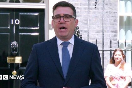 Andy Burnham promete apoyo ante la crisis al asumir como primer ministro