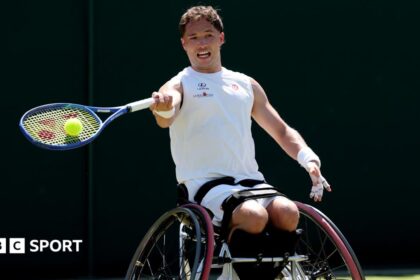 Resultados Wimbledon 2026: Hewett avanza y Reid eliminado en silla