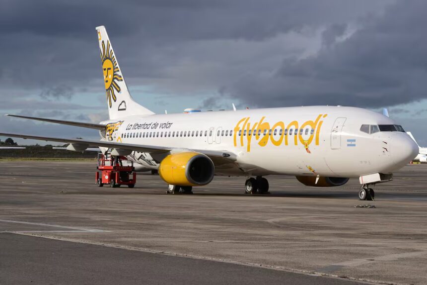 Flybondi suspende vuelos por falta de pago de combustible