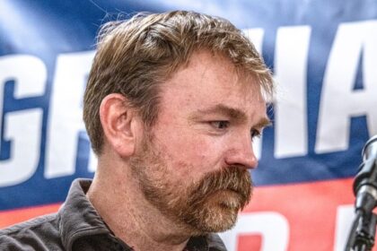 Mujer denuncia a Graham Platner por violacion en 2021; el lo niega