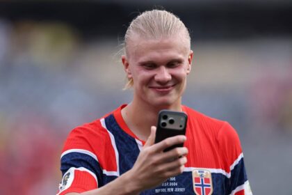 Haaland llego a Inglaterra serio y goleador, asi ha cambiado