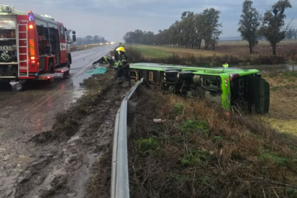 Varios heridos tras caer un micro de un puente en la ruta 7