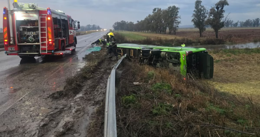 Varios heridos tras caer un micro de un puente en la ruta 7