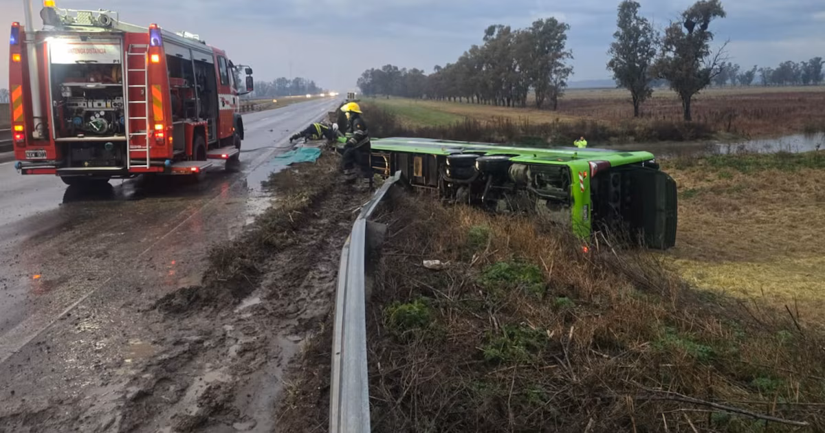 Varios heridos tras caer un micro de un puente en la ruta 7
