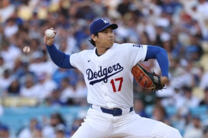Shohei Ohtani sale del juego por molestias en el bíceps derecho