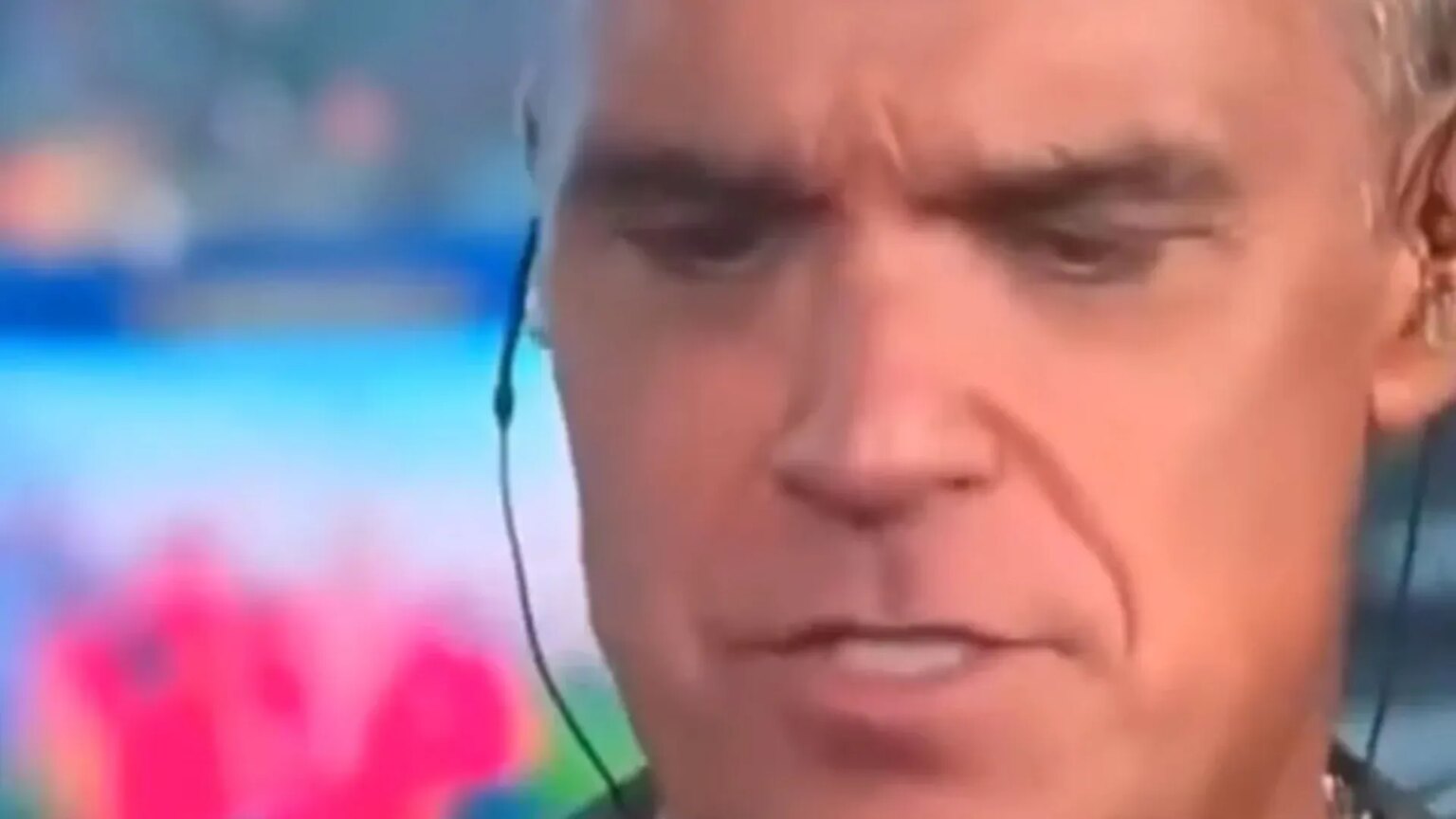 Resuelto el misterio de la sustancia blanca en el micro de Robbie Williams