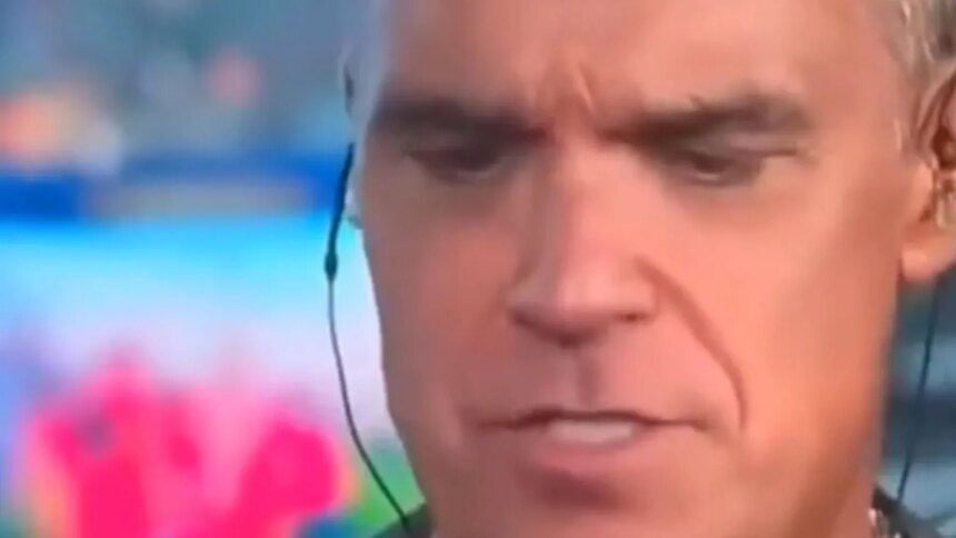Resuelto el misterio de la sustancia blanca en el micro de Robbie Williams