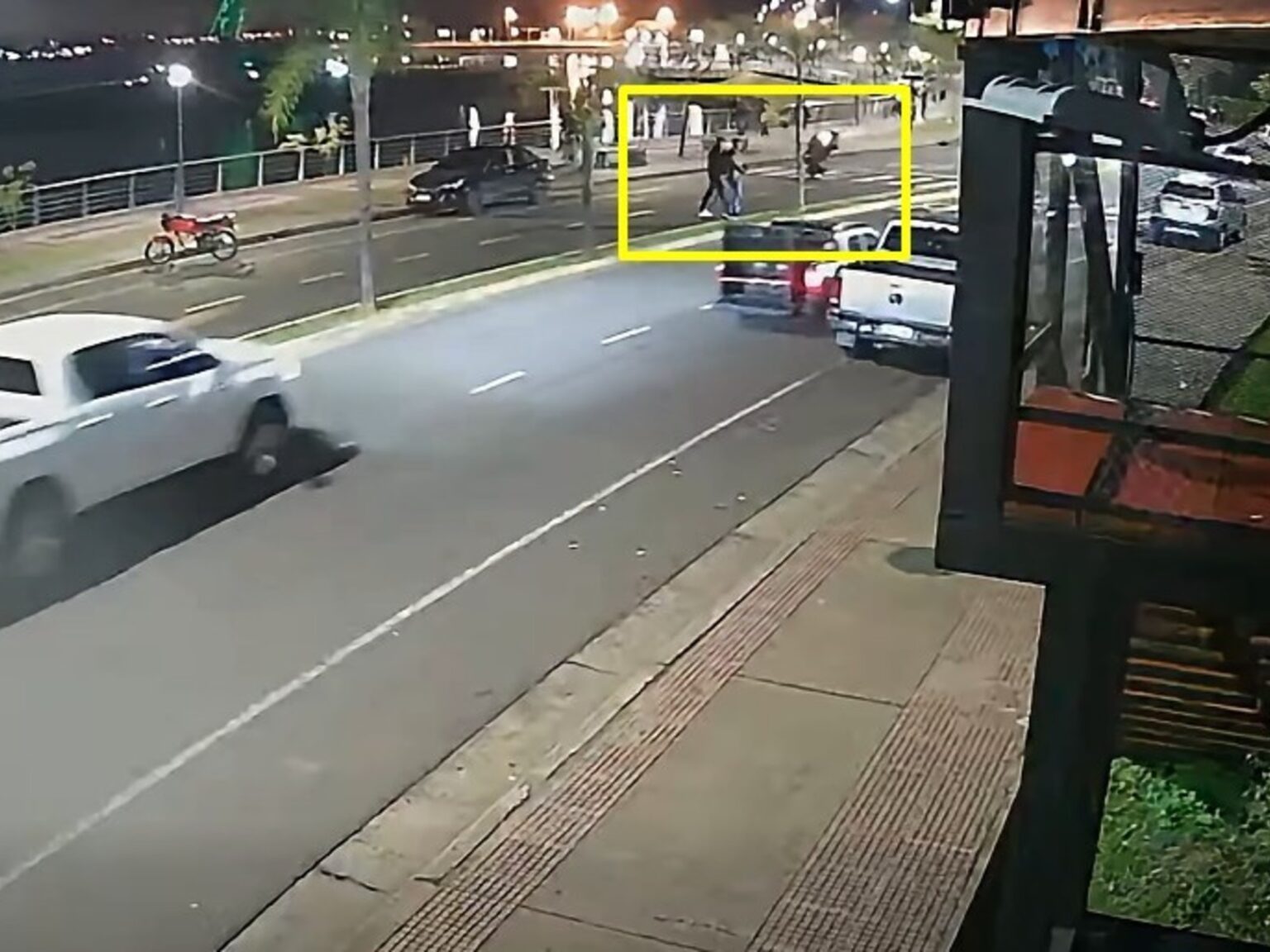 Motociclista mata a un soldado tras perder el control haciendo willy