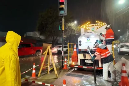 Hallan restos humanos durante trabajos de Aguas Andinas tras lluvias