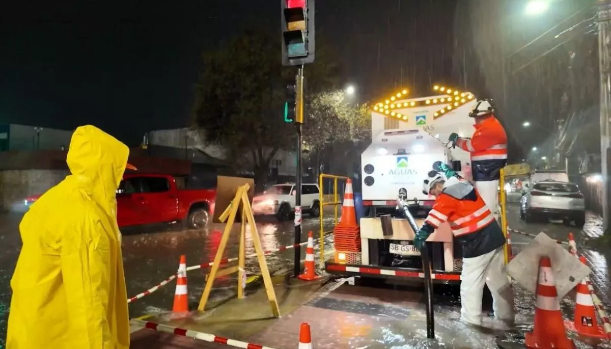 Hallan restos humanos durante trabajos de Aguas Andinas tras lluvias