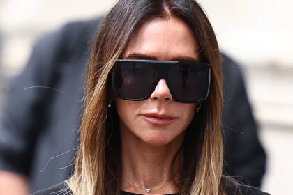 El elegante estilo de Victoria Beckham en Paris incluye un bolso lujo