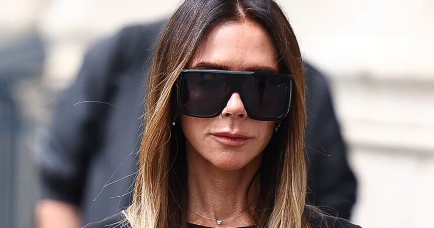 El elegante estilo de Victoria Beckham en Paris incluye un bolso lujo