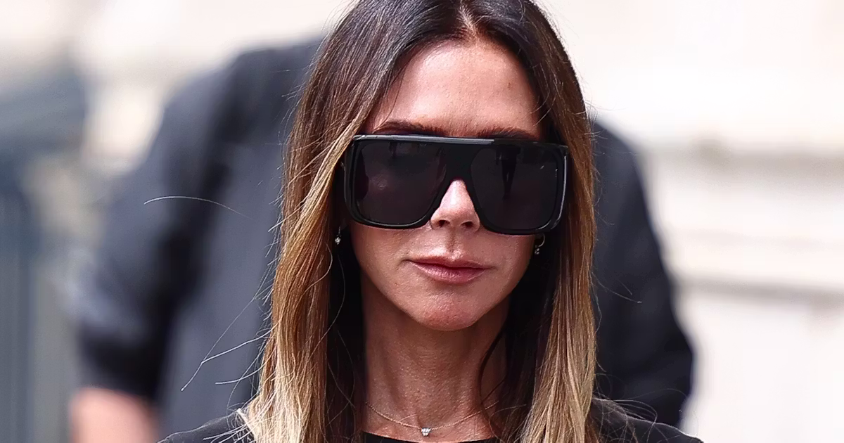 El elegante estilo de Victoria Beckham en Paris incluye un bolso lujo