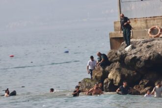 Agentes denuncian colapso en Ceuta por llegadas masivas de nadadores