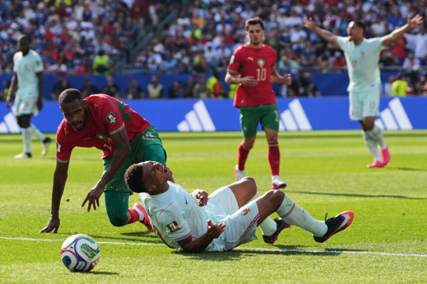 Mbappe anota con Francia tras superar molestias en el tobillo