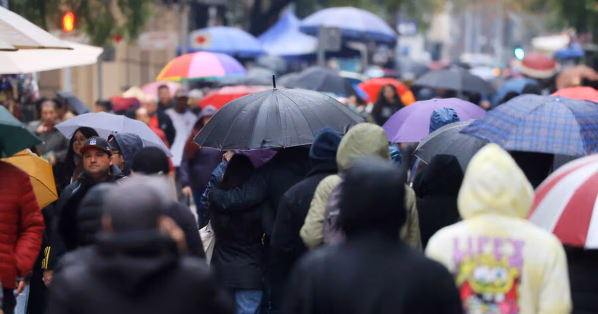 Lluvias con viento llegan a Santiago: cuándo y dónde